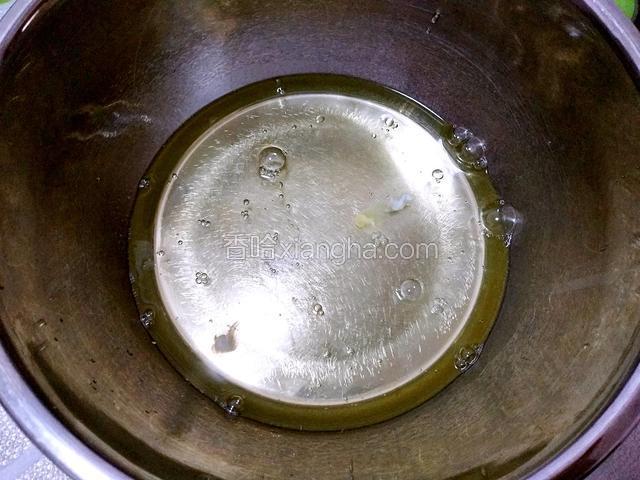 蛋清中滴入5滴白醋有柠檬汁更好（去腥）