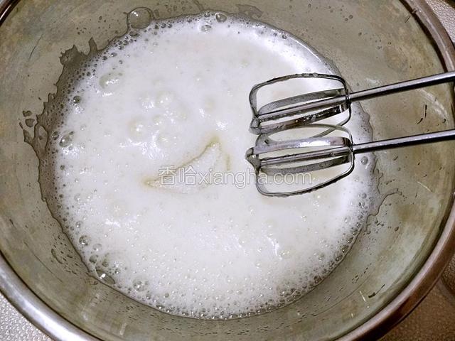 打发至细腻泡沫，再倒入其中二分之一白糖继续打发