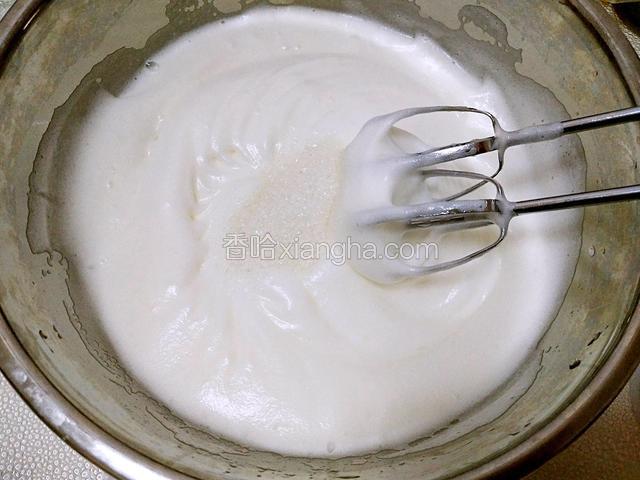 打发至有清晰纹路，再倒入最后的白糖继续打发