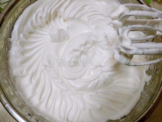 打发至提前打蛋器有短小直立小尖勾即可，倒扣盆子蛋白不落