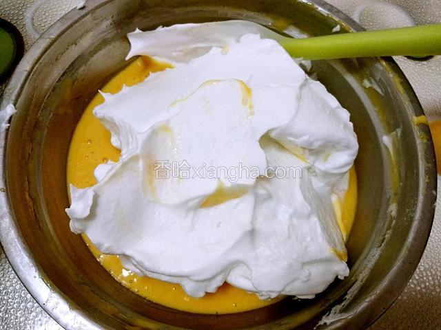 取三分之一蛋白到蛋黄糊中，翻拌均匀