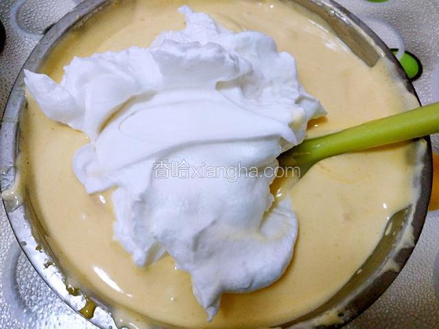 再取其中二分之一蛋白至蛋黄糊中翻拌均匀