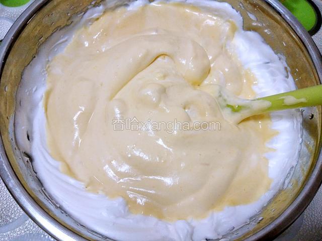 最后把翻拌均匀的蛋黄糊倒入蛋白中，同样手法翻拌均匀