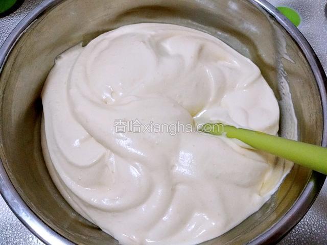 蛋糕糊就做好了，此时烤箱上下管140℃预热（整个过程都是翻拌，切记不要划圈搅拌）