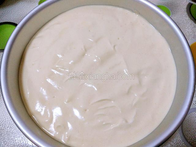 倒入模具中，在桌上轻轻振几下消泡