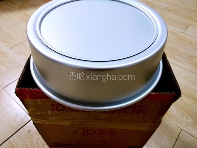 从烤箱取出，把蛋糕模具从30厘米高度摔下，振几下即可，然后倒扣放凉，凉透后就可以脱模了