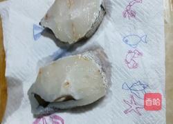 滚汤浇鳕的做法图解1