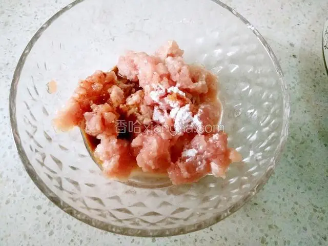瘦肉剁成肉末加生抽、料酒、盐、白糖、白胡椒粉、淀粉搅拌均匀。)