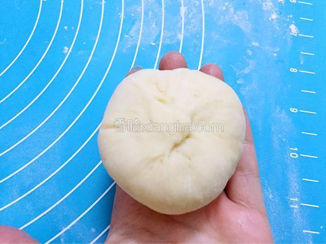利用虎口慢慢收起来直到全部裹上豆沙后收口捏紧