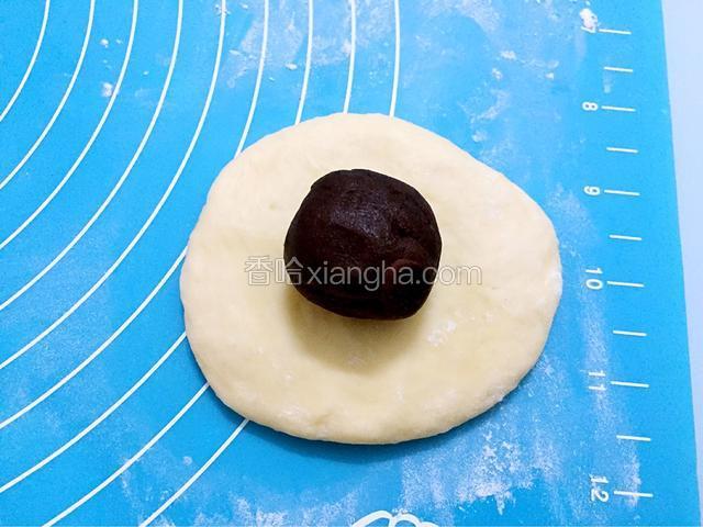 放入豆沙