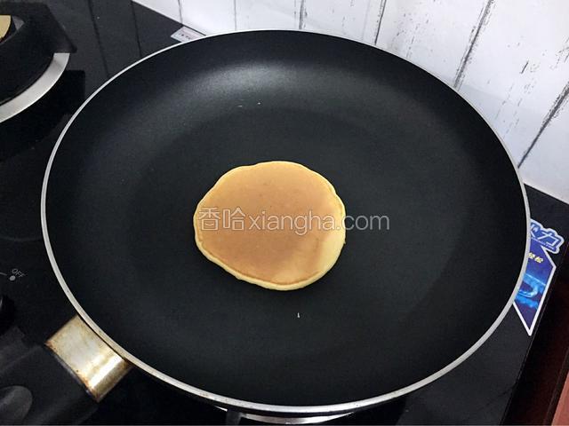 翻面继续小火煎至表面金黄色即可