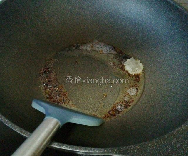 小火炒至一半冰糖融化变色。