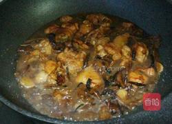 榛蘑炖鸡腿的做法图解9