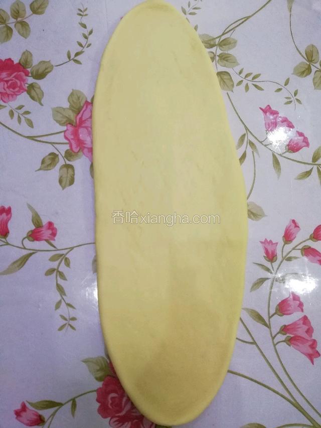 擀成长牛舌状
