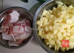 土豆猪肉闷饭的做法图解1