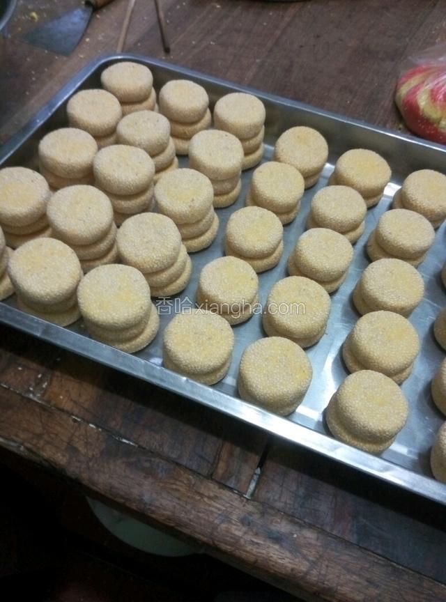 批量，电饼铛到色拉油上火150下火170烙至两面金黄即可。