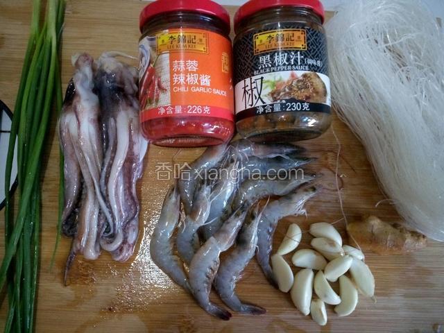 将制作材料备好，制作这道菜需要黑椒汁和xo酱。我用的蒜蓉酱代替的xo酱