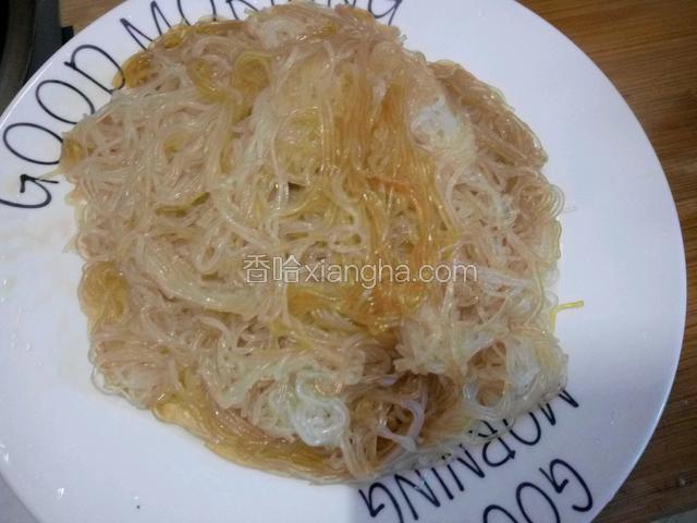 粉丝也是热水过一遍，加入老抽上色捞起