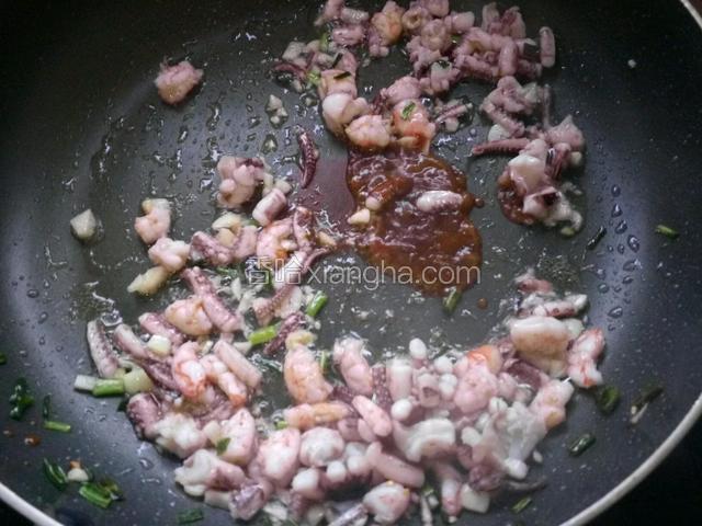 加一勺黑椒汁翻炒均匀