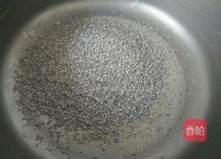 黑芝麻花生牛轧糖的做法图解2