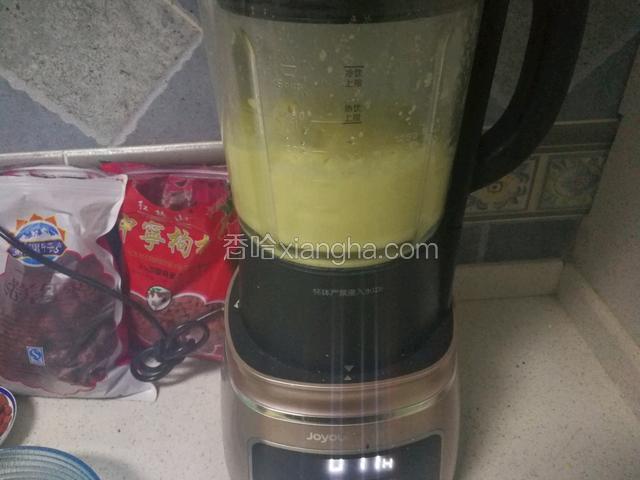 姜片红枣片一起放破壁机打碎。