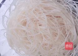 “伤心”酸菜米线的做法图解1