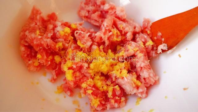 姜擦蓉入肉馅中拌匀