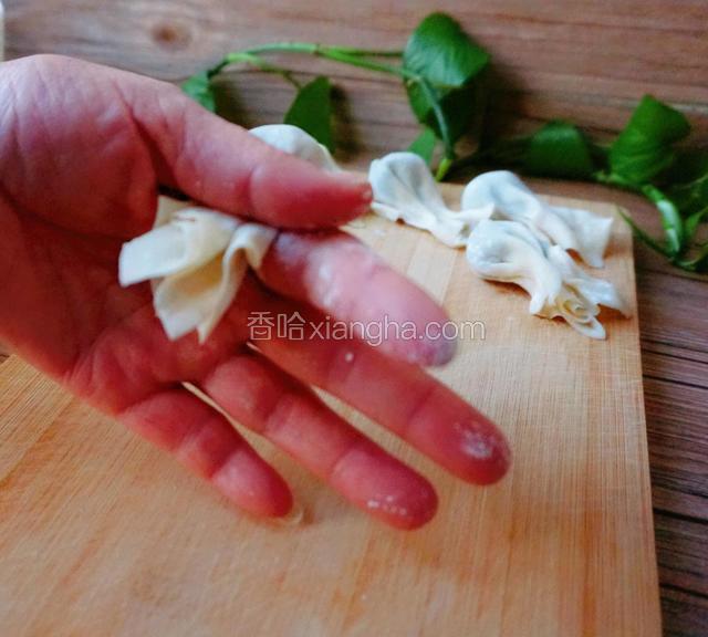 轻捏一下，一个完整的金鱼馄饨就包好了