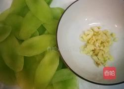 蒜蓉莴笋的做法图解1