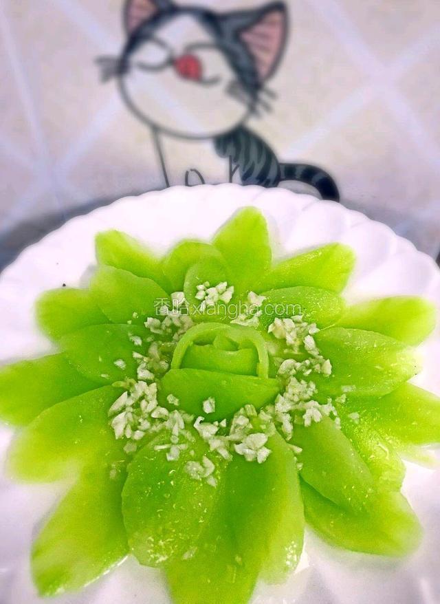 最后把蒜蓉浇在莴笋上，上桌。