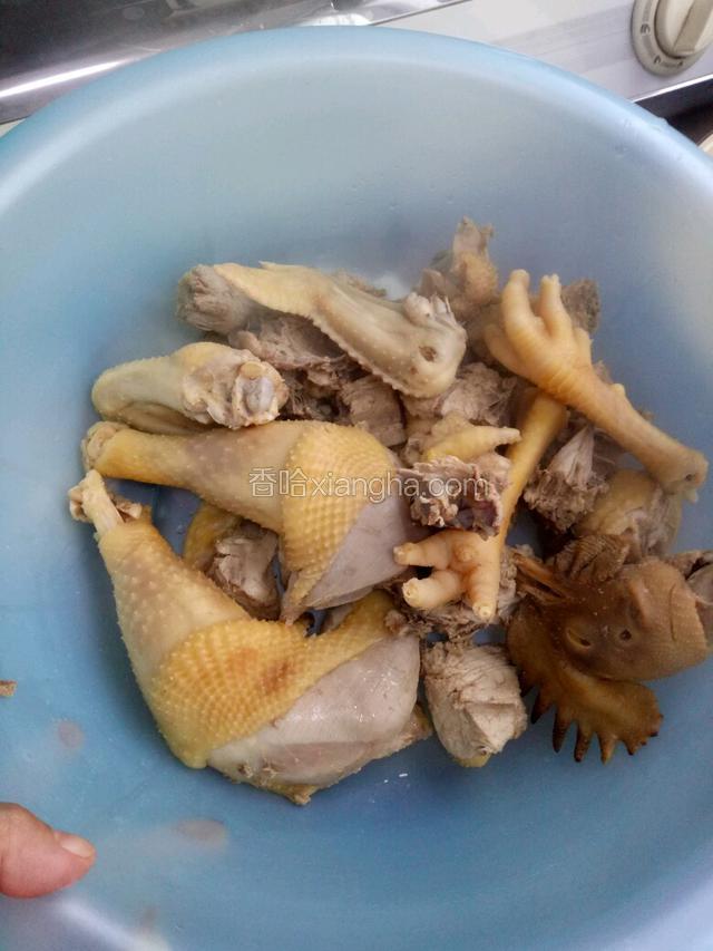 笨鸡洗净，剁好，汆水，备用