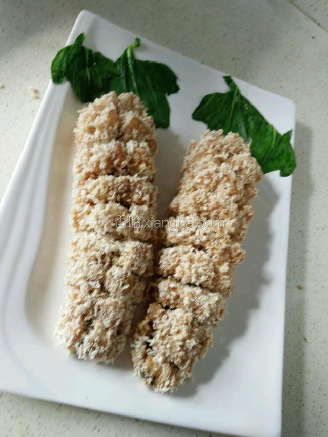 将炸好的鱼肉放入盘中，用飞过水的青菜叶子剪出葡萄叶子的样子进行点缀。（我剪的叶子很难看）
