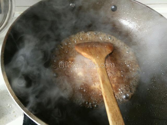 锅中放油加入葡萄汁、醋、白糖加上番茄酱，然后用水淀粉勾芡，淋入香油制成汤汁。