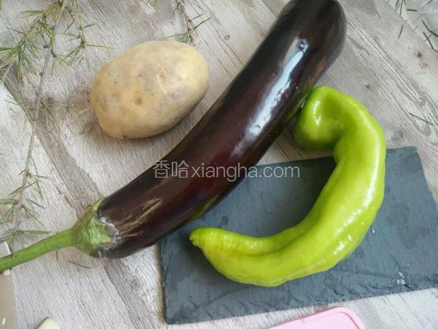 准备好一个土豆，一个茄子，一个辣椒。