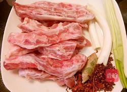 鲁菜大师蒋家菜秘制酱烧猪尾骨的做法图解1