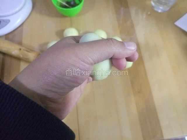 接下来是小鸡 先掐住脖子……