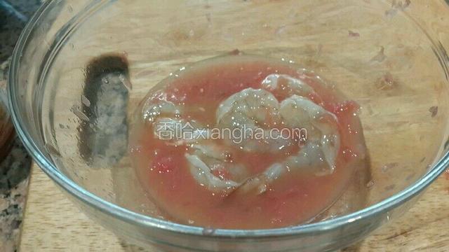 虾洗净去皮和虾线，加少许盐和胡椒粉，淀粉抓匀腌制片刻。再加入西柚汁，西柚酱，鲜抽，白兰地和糖腌制一下
