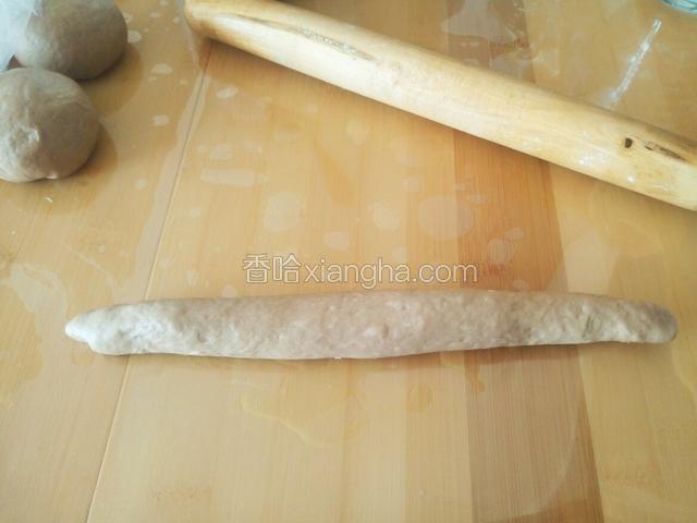 然后从一侧卷起  边缘捏紧