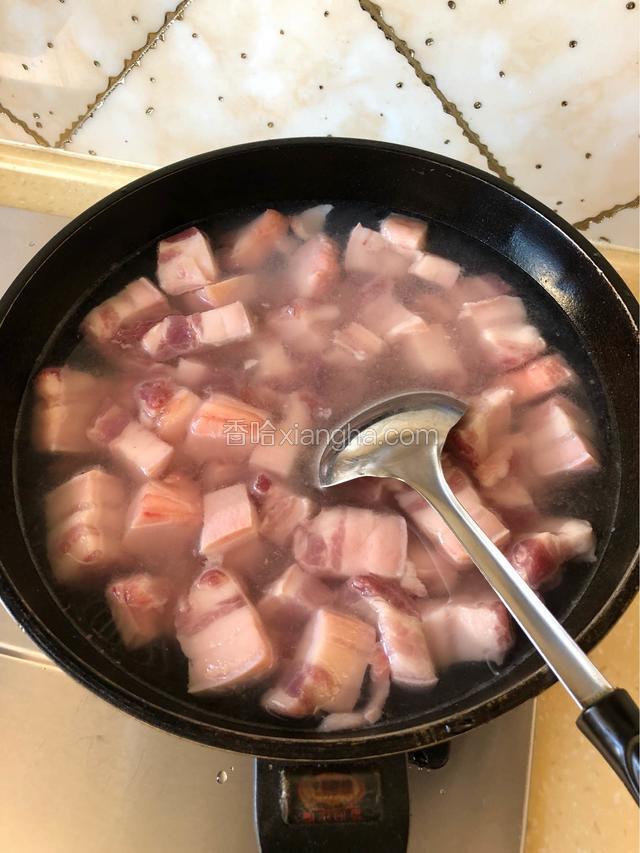 把五花肉切成2厘米块，凉水下锅煮开。
