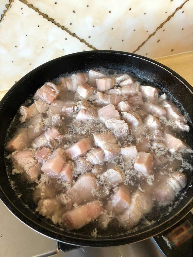 煮变色用筷子能扎透。