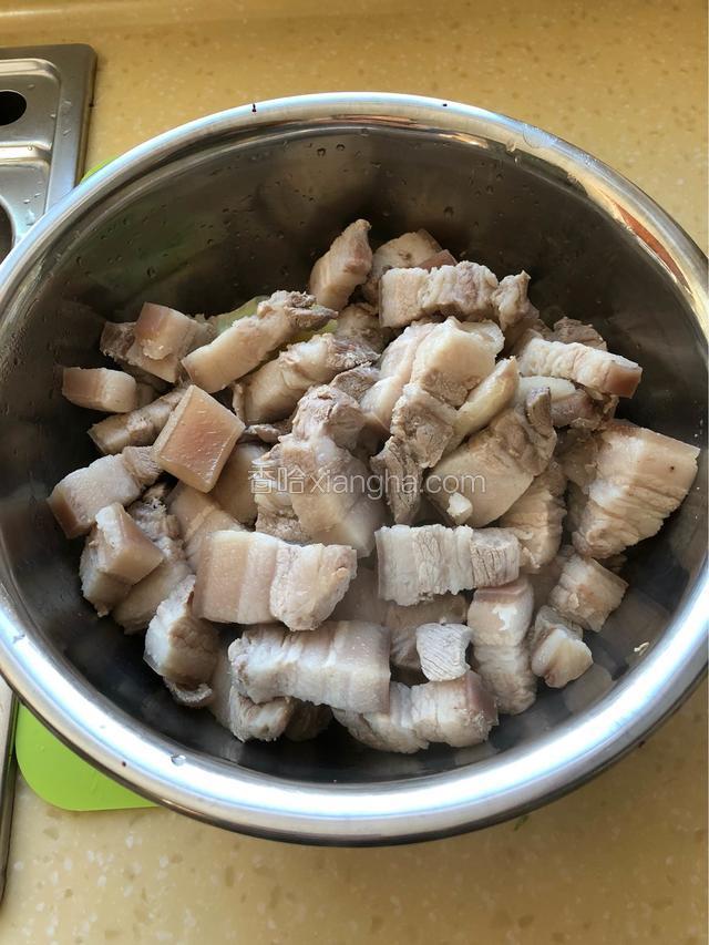 把五花肉捞出沥干备用。