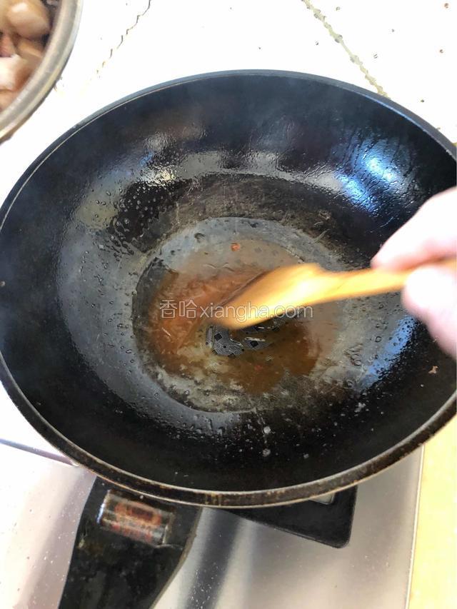 冰糖熔化熬成紫红色。