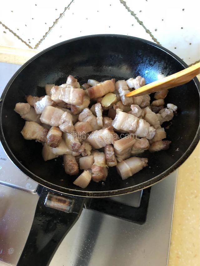 放入五花肉翻炒，使糖色均匀裹均匀五花肉。