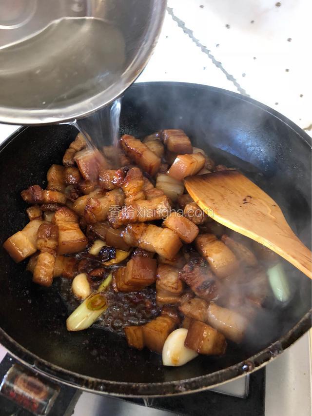 倒入清水没过食材。