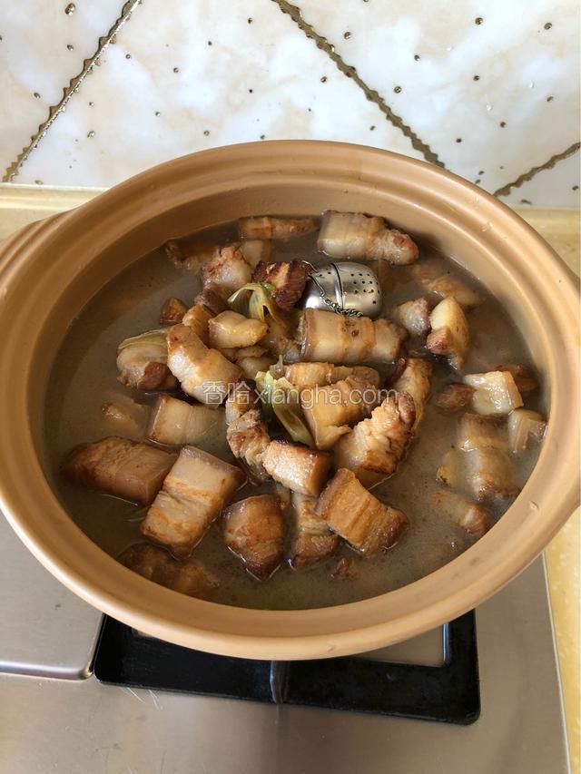把食材连干贷带水倒入沙锅中。