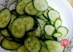 木耳鸡蛋炒黄瓜片的做法图解3