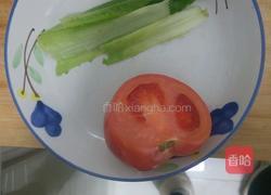 西红柿油麦菜鸡蛋面的做法图解1
