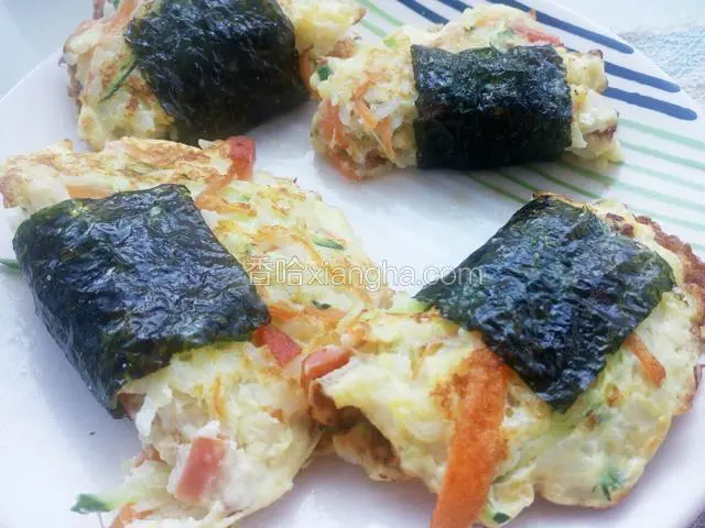 折叠后 中间放一片即食海苔