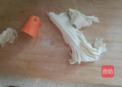 胡萝卜白菜鸡蛋面的做法图解1