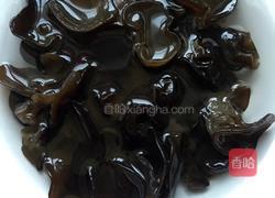 木耳炒白菜的做法图解2